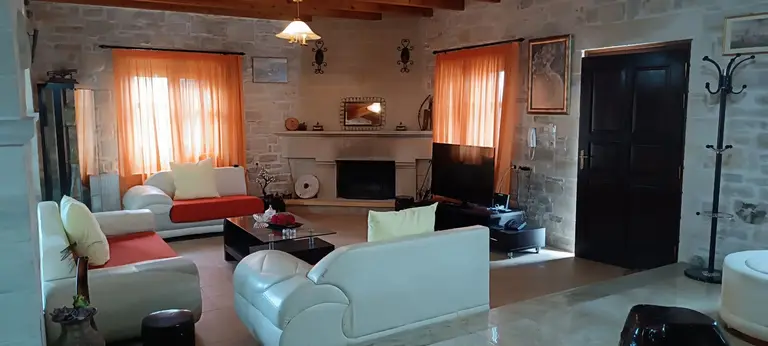 Villa with private pool in Mires, sleeps 6, photo 4